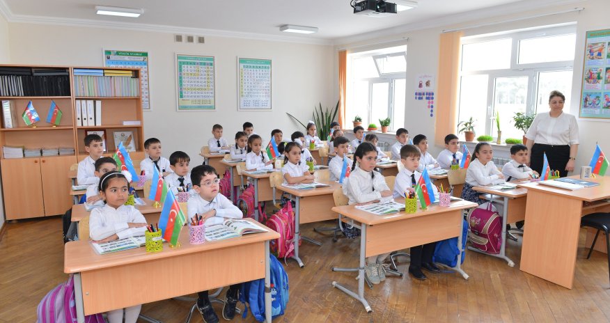 В Азербайджане школьные аттестаты переведут в электронный формат