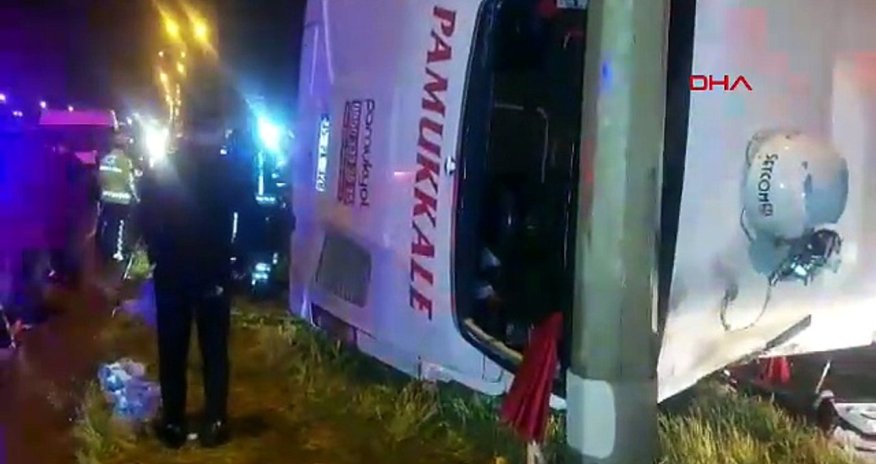 В Турции пассажирский автобус упал в овраг: много жертв