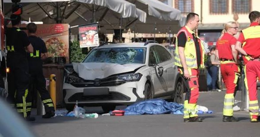Не менее двух человек погибли при наезде автомобиля в Германии