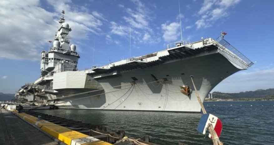 Французский авианосец в Красном море