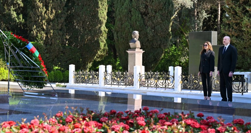 İlham Əliyev və Mehriban Əliyeva Heydər Əliyevin məzarını ziyarət ediblər