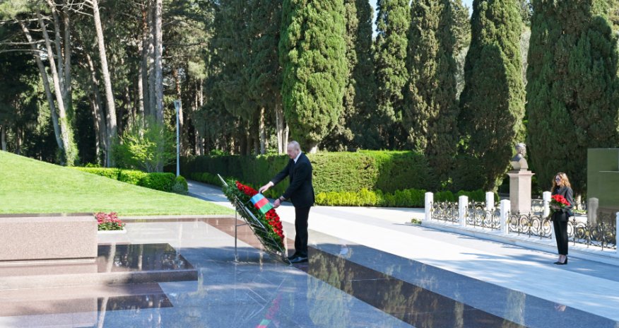 Алиевы на Аллее почетного захоронения