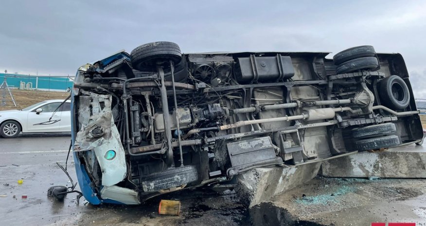 Yevlaxda mikroavtobus aşıb, 20-yə yaxın şəxs xəsarət alıb