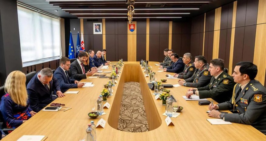 Azərbaycan müdafiə naziri Slovakiyaya səfər edib