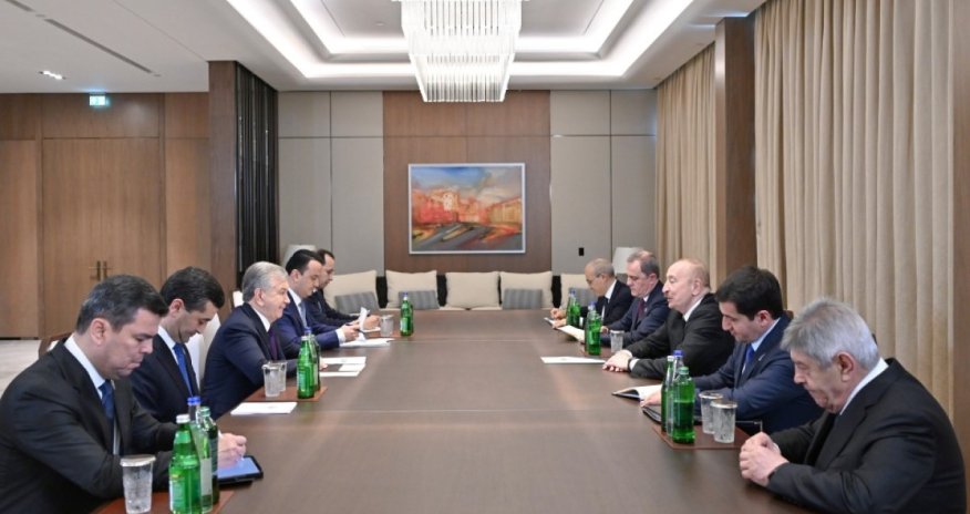 
Prezident İlham Əliyev Şavkat Mirziyoyevlə görüşüb