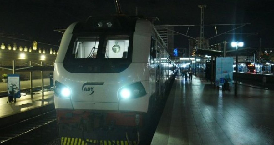 Sərnişin qatarı Tbilisidən Bakıya yola düşüb