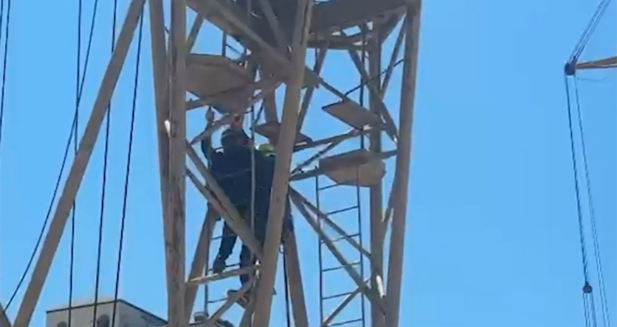 Kranda köməksiz vəziyyətdə qalan şəxs xilas edilib - Video