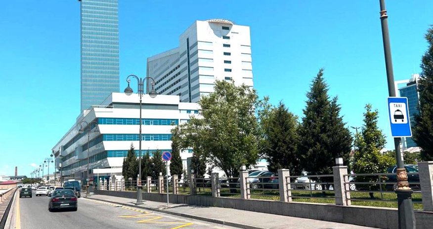 В Баку у ряда клиник создали зоны высадки для такси