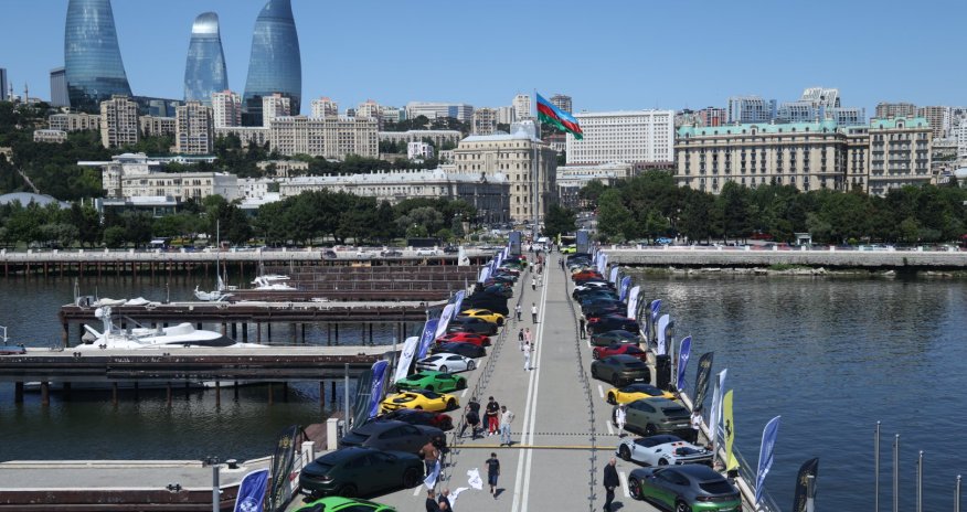 На Приморском бульваре в Баку проходит фестиваль ретро- и суперкаров