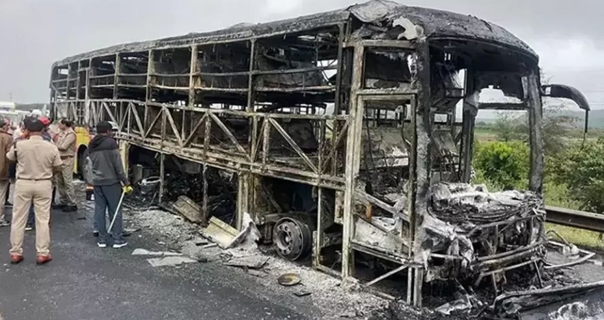 İraqda zəvvarları daşıyan avtobus yanıb, 25 nəfər ölüb