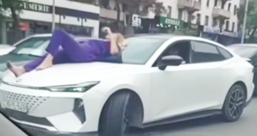 Polis avtomobil yoluna çıxan qadınla bağlı açıqlama verib -VİDEO
