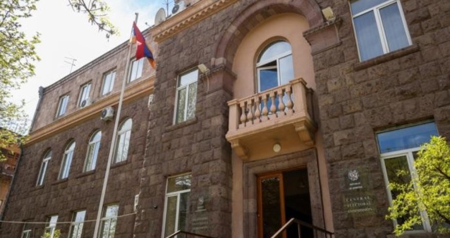 Партия Царукяна выводит сторонников к зданию ЦИК Армении