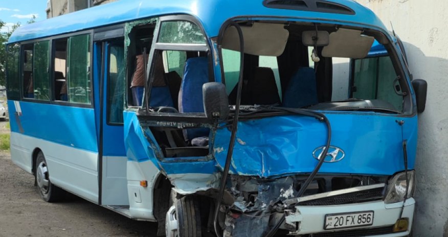 Gəncədə sərnişin avtobusu qəza edib, xəsarət alanlar var