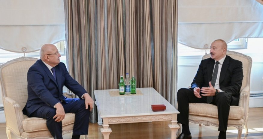 
İlham Əliyev Dağıstanın tanınmış ictimai-siyasi xadimi Qurban Qurbanova "Dostluq" ordenini təqdim edib