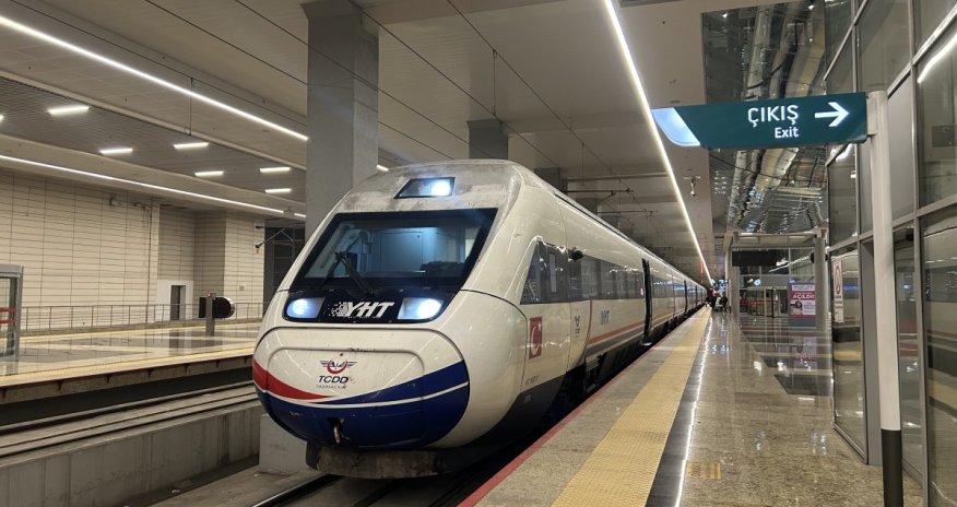 İstanbulda hava limanına gedən metro qatarı relsdən çıxıb