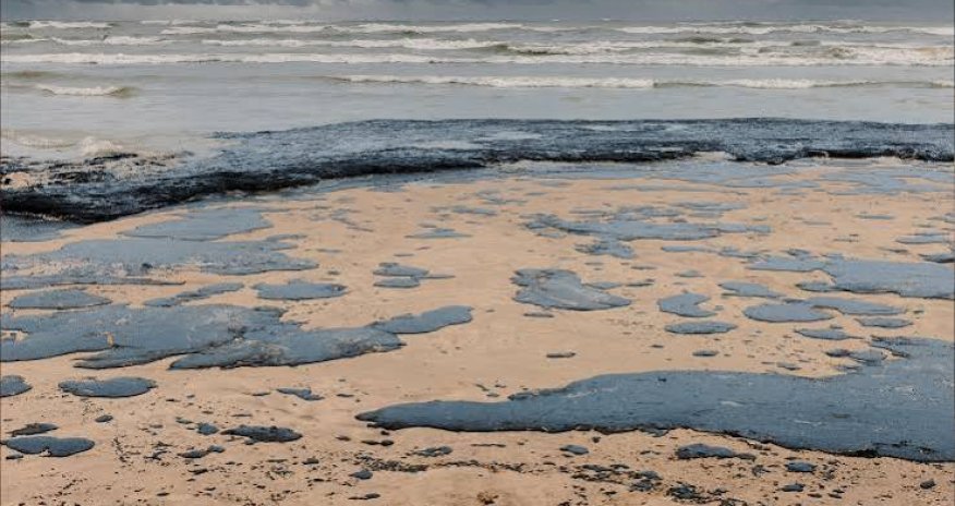 Около 9 тонн нефти попало в Каспийское море после аварии трубопровода