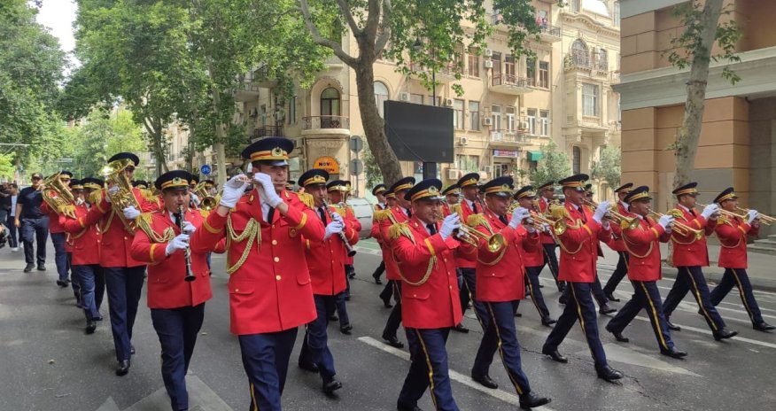 Bakıda hərbi orkestrlərin müşayiəti ilə yürüşlər başlayıb