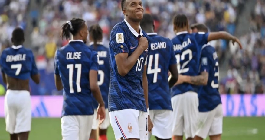 France reach World Cup last 16