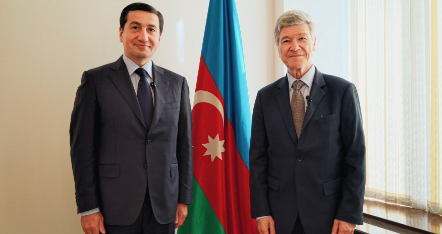 Hacıyev Ceffri Saksla dayanıqlı inkişaf və geoiqtisadiyyatı müzakirə edib