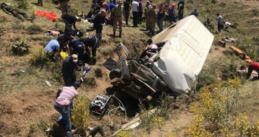 Türkiyədə mikroavtobus dərəyə aşıb, 22 nəfər xəsarət alıb