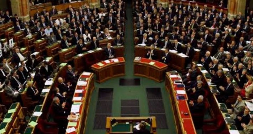 Macarıstan parlamenti Prezidentin vəzifədən kənarlaşdırılmasına səs verib