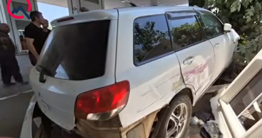 Salyanda "KamAZ"la toqquşan avtomobil yanacaqdoldurma məntəqəsinə çırpılıb