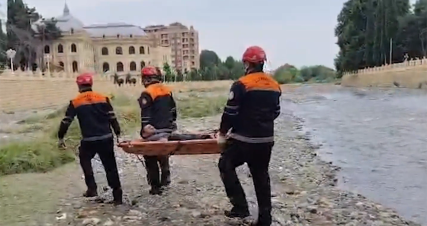 В Гяндже спасли мужчину, упавшего в реку