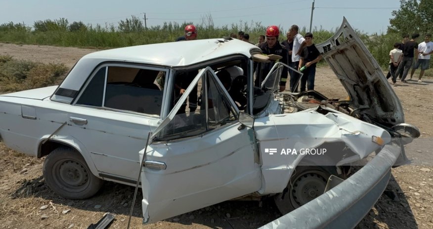 Zərdabda avtomobil yol kənarındakı maneəyə çırpılıb, dörd nəfər xəsarət alıb