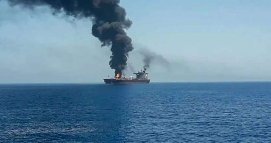 В Ормузском проливе танкер подорвался на мине