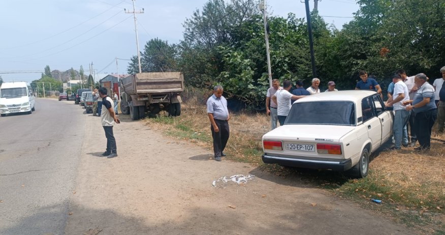 Tovuzda minik avtomobili yük maşınına çırpılıb, bir nəfər xəsarət alıb