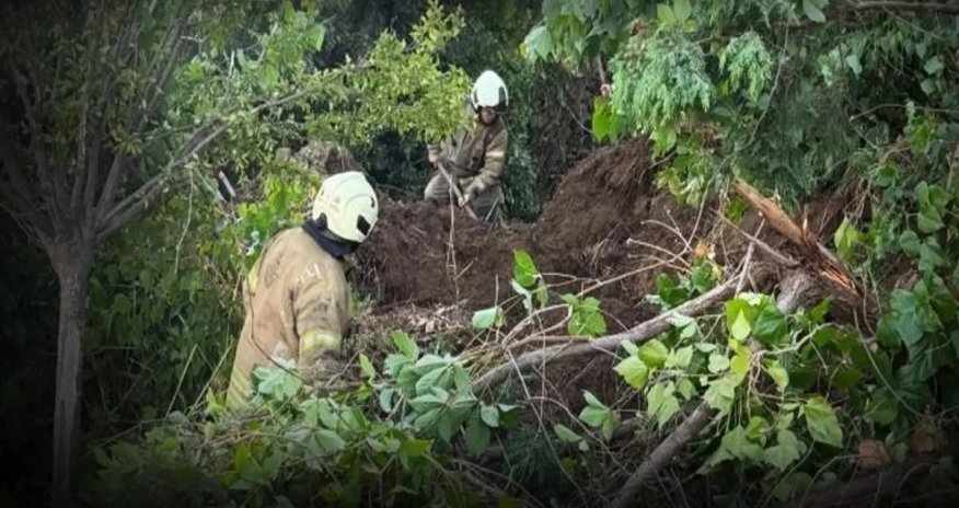 

В Стамбуле произошёл оползень, под завалами остались люди
