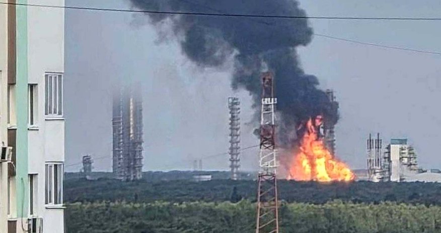 После атаки беспилотника остановился крупнейший в России нефтехимический комплекс