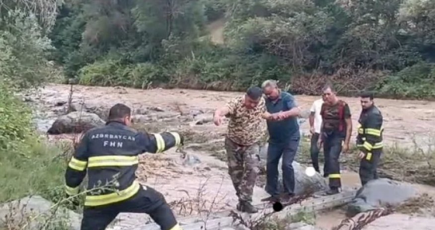 В Товузе спасли двух человек, застрявших в реке после схода селя