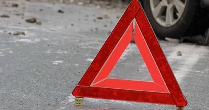 Tovuzda avtomobil işıq dirəyinə və ağaca çırpılıb, sürücü ölüb