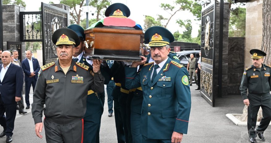 Nazir generalın dəfnində iştirak edib