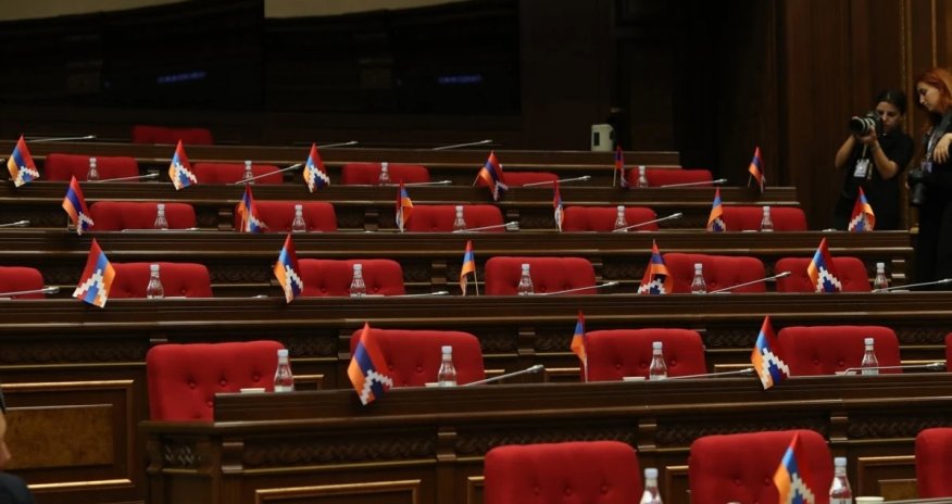 Ermənistan parlamentində müxalifət iclası boykot edib