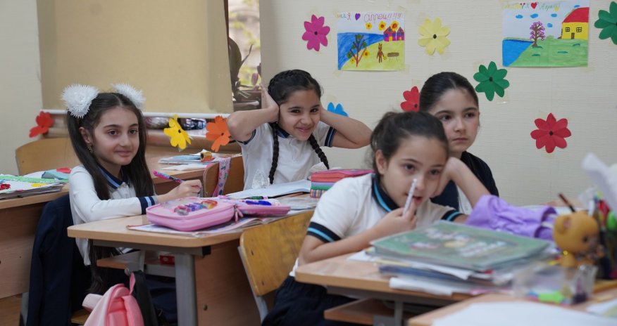 Azərbaycanda hər beş şagirddən biri ikinci və ya üçüncü növbədə təhsil alır