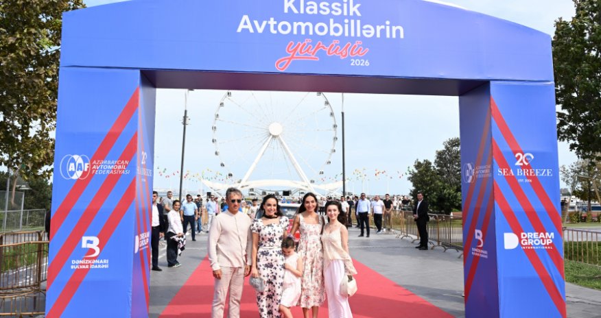 Leyla və Arzu Əliyevalar klassik avtomobil sərgisində