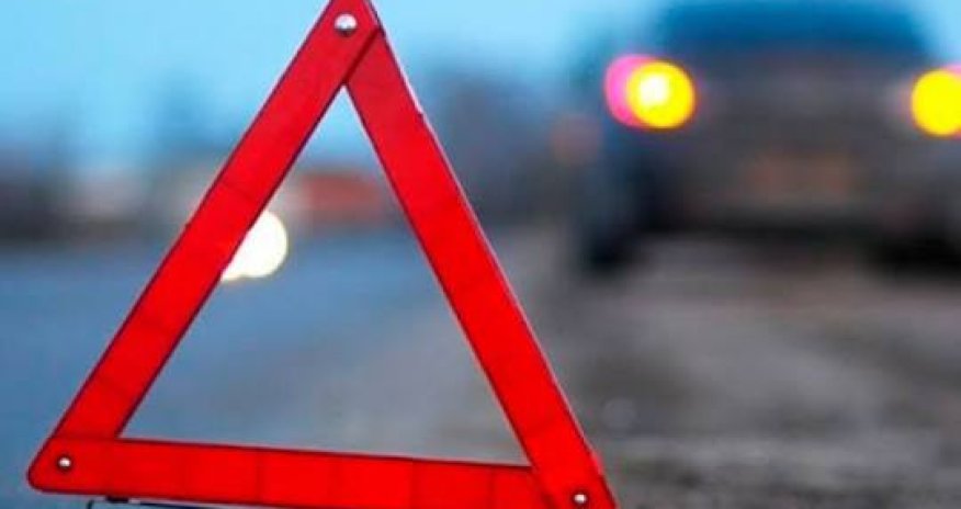 Xaçmazda BMW ağaca çırpılıb, bir nəfər ölüb, 5 nəfər yaralanıb