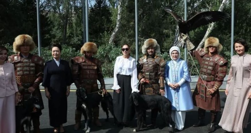 Mehriban Əliyeva Bişkekdə Qırğızıstan mədəniyyəti sərgisində olub