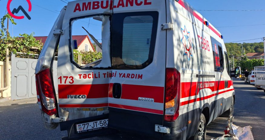 Qusarda təcili yardım maşını qəzaya uğrayıb