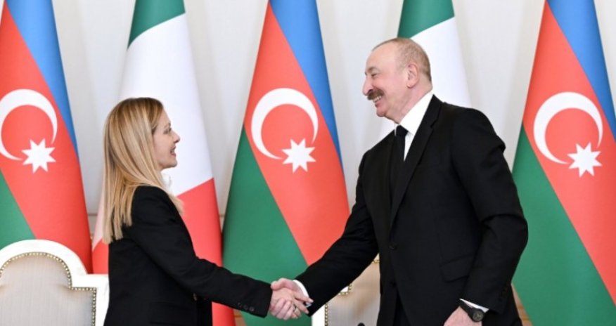 Алиев поздравил Мелони 