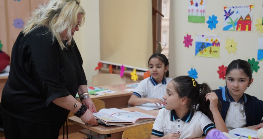 Valideynlərin 63%-i övladından həftədə azı bir dəfə gününün necə keçdiyini soruşur