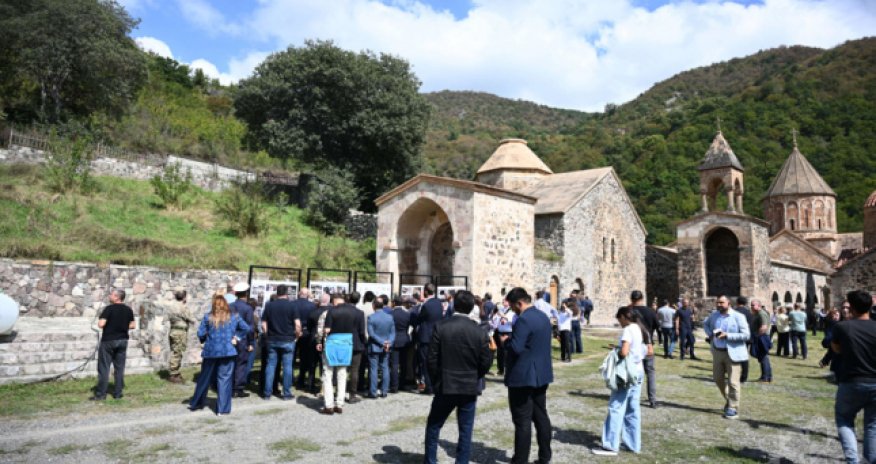 Xarici diplomatlar Xudavəng monastır kompleksini ziyarət ediblər