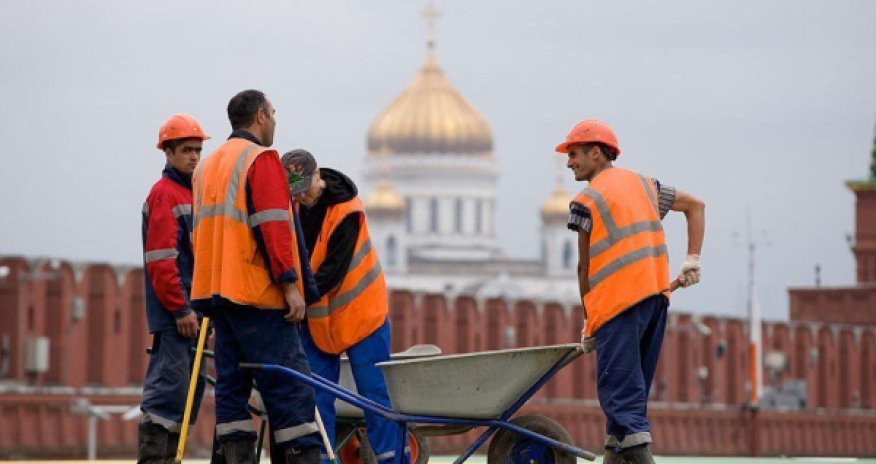 Почти 100 тысяч узбекистанцев уехали из России за 10 дней