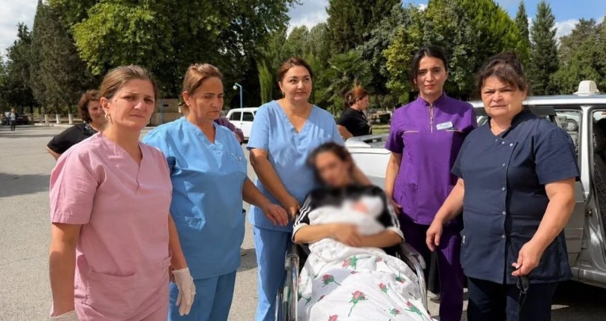 
Bərdədə xəstəxananın həyətində doğuş olub