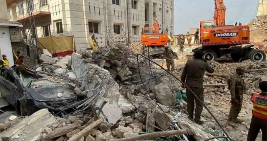 
Pakistanda bomba yüklü maşın məscidə çırpılıb -Ölənlər var