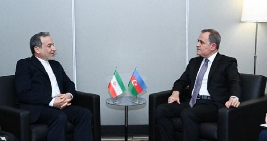 Ceyhun Bayramov iranlı həmkarı ilə regional məsələləri müzakirə edib