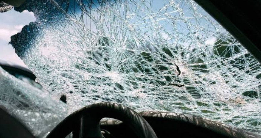 В Сальяне три человека пострадали при опрокидывании автомобиля