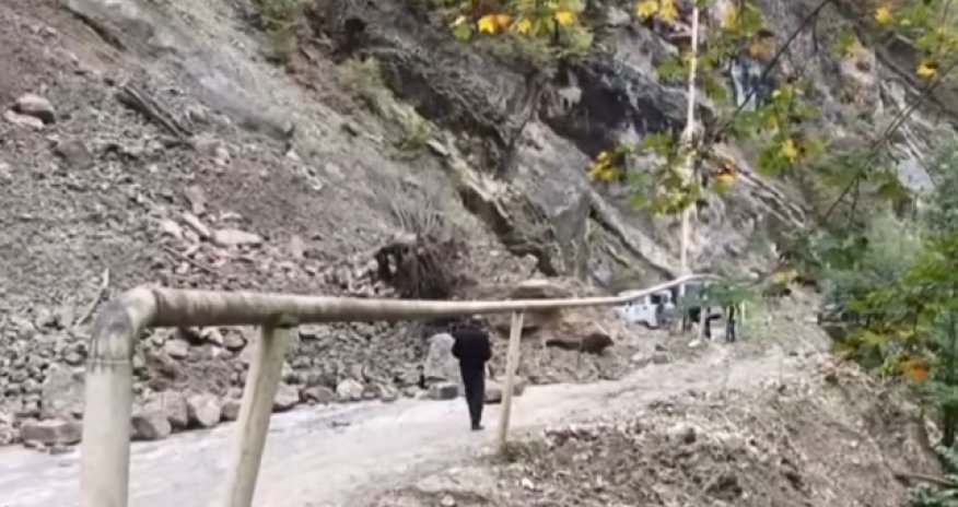Quba-Xınalıq yolunda sürüşmə baş verib, hərəkət dayanıb - Video